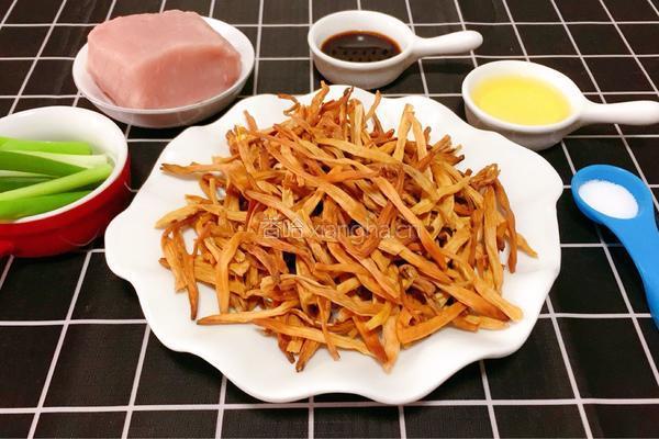黄花菜炒肉丝的做法图解2