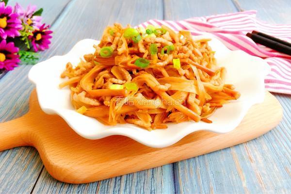 黄花菜炒肉丝的做法图解1