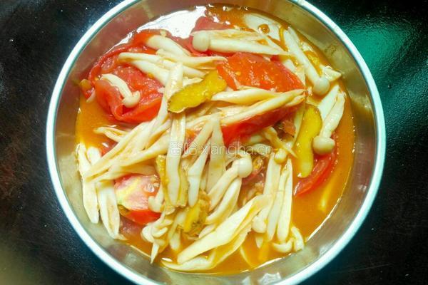 西红柿煮海鲜菇的做法图解1