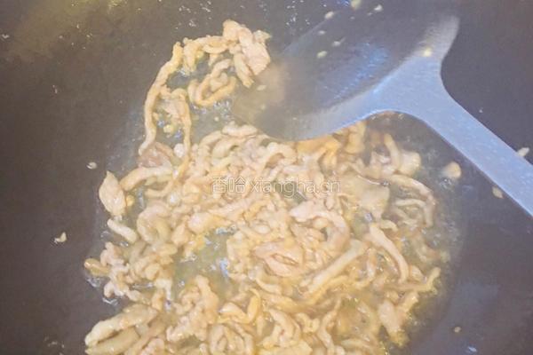 孜然肉丝炒细面的做法图解2