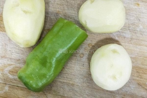 尖椒炒土豆片的做法图解1