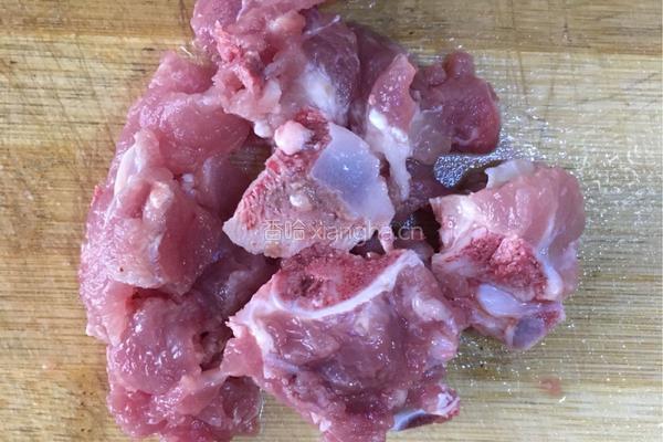 桂圆枸杞花旗参炖猪肉的做法图解2