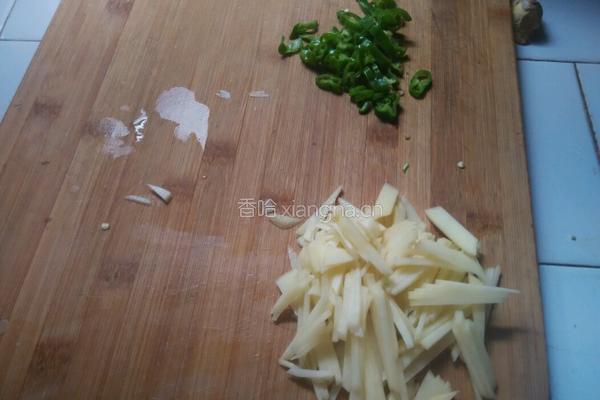 青椒土豆的做法图解1