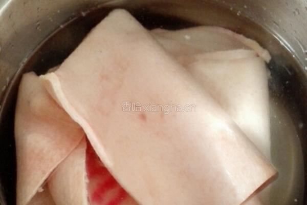 凉拌水晶肉皮冻的做法图解1