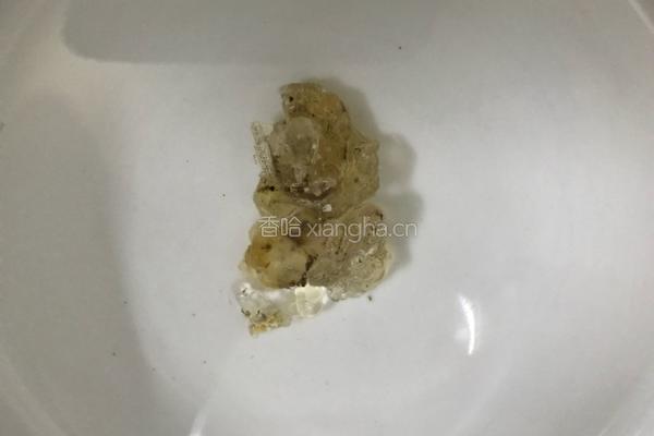 夏日的桃胶雪燕皂角米银耳羹的做法图解3
