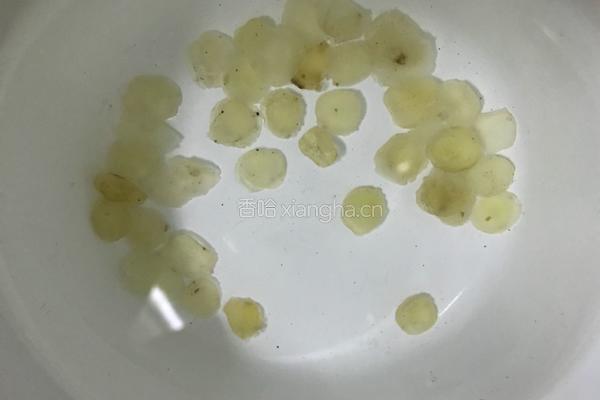 夏日的桃胶雪燕皂角米银耳羹的做法图解4