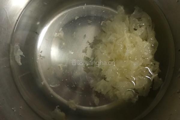 夏日的桃胶雪燕皂角米银耳羹的做法图解5