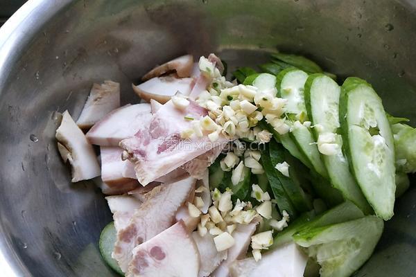 炝拌黄瓜猪头肉的做法图解1
