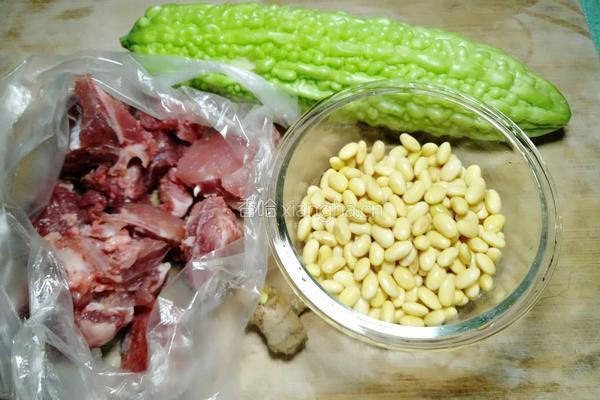 龙骨苦瓜黄豆汤的做法图解1