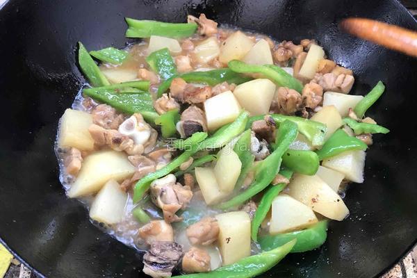 土豆炒鸡腿的做法图解6