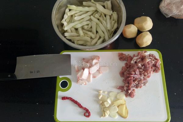 五花肉炖豆角的做法图解1