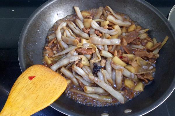 五花肉炖豆角的做法图解7