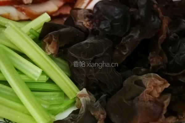 木耳胡萝卜熏肉焖面的做法图解2