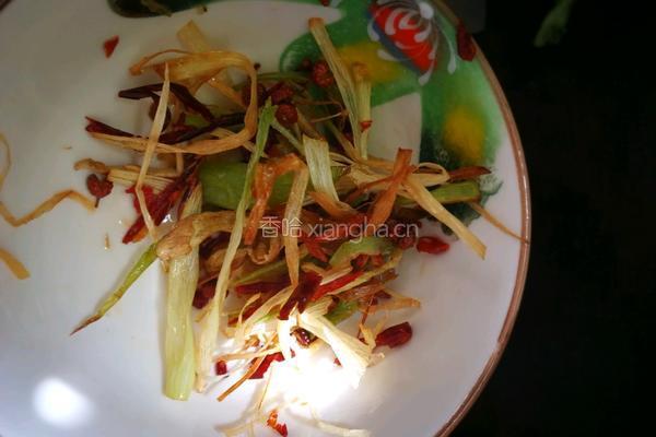 木耳胡萝卜熏肉焖面的做法图解6