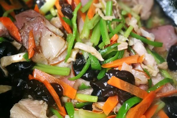 木耳胡萝卜熏肉焖面的做法图解7