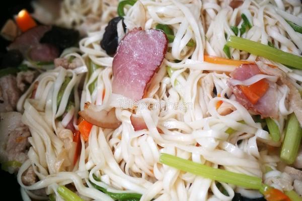 木耳胡萝卜熏肉焖面的做法图解9