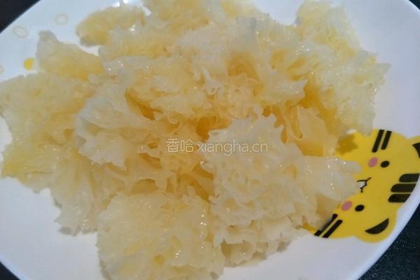 桃胶红枣银耳羹的做法图解2