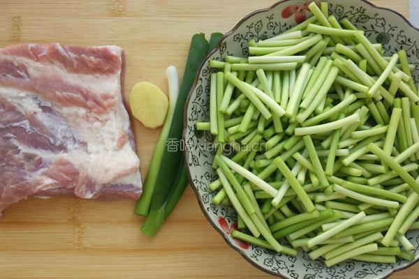 排骨肉炒蒜薹的做法图解1