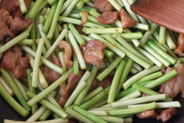 排骨肉炒蒜薹的做法图解10