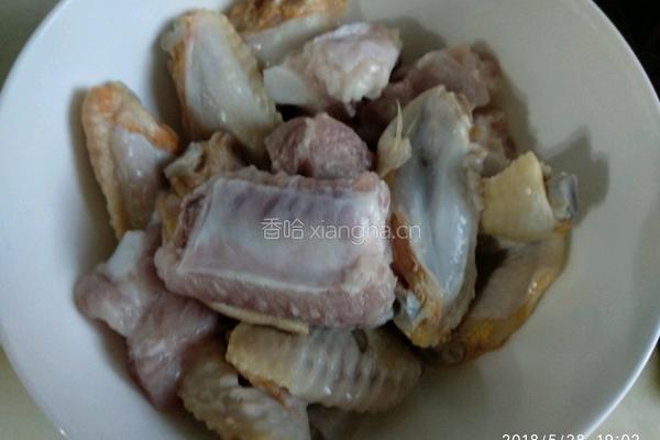 土豆胡萝卜炖鸡肉排骨的做法图解2