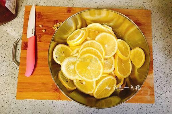百香果柠檬蜂蜜饮 美白排毒的做法图解3
