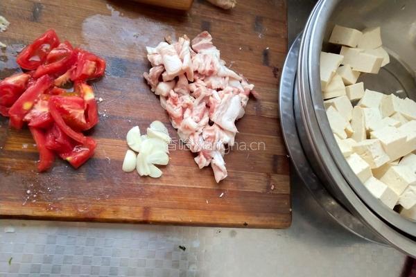 五花肉烧豆腐的做法图解1