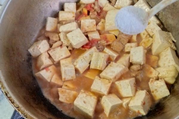 五花肉烧豆腐的做法图解2