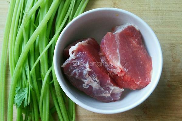 芹菜炒肉丝的做法图解1