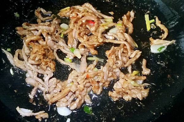 芹菜炒肉丝的做法图解7