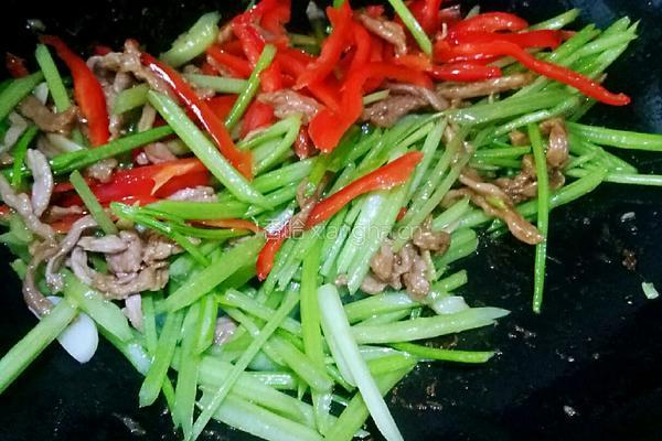 芹菜炒肉丝的做法图解8