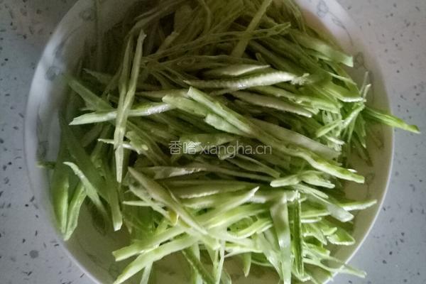 辣椒炒猪耳豆角的做法图解2