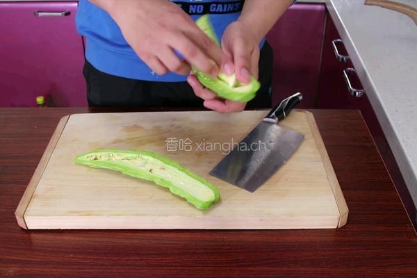 苦瓜炒鸡蛋的做法图解2