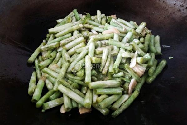 青椒煸豇豆的做法图解13