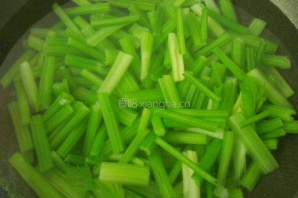 炝拌芹菜花生米的做法图解5