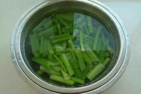 炝拌芹菜花生米的做法图解6
