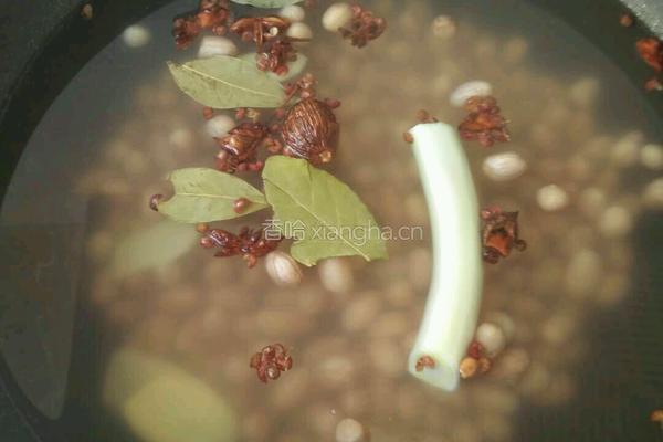 炝拌芹菜花生米的做法图解7