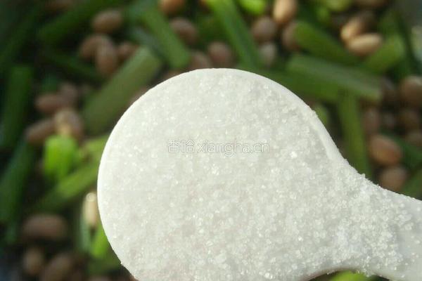 炝拌芹菜花生米的做法图解12