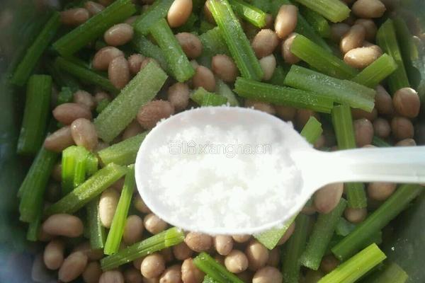 炝拌芹菜花生米的做法图解13