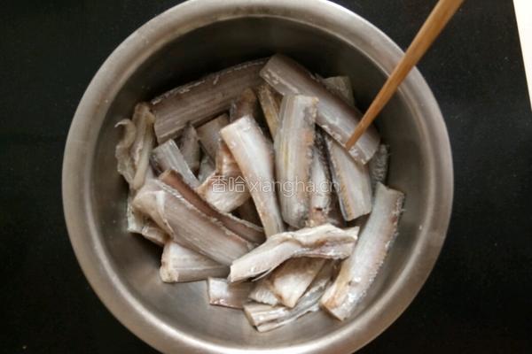 香酥带鱼的做法图解1