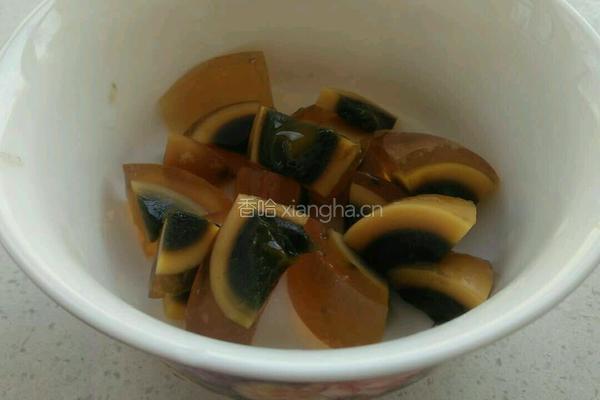 红肠皮蛋粥的做法图解3