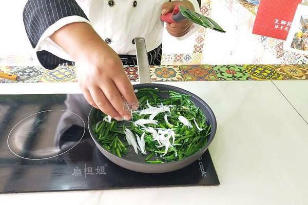 银鱼炒韭菜的做法图解7