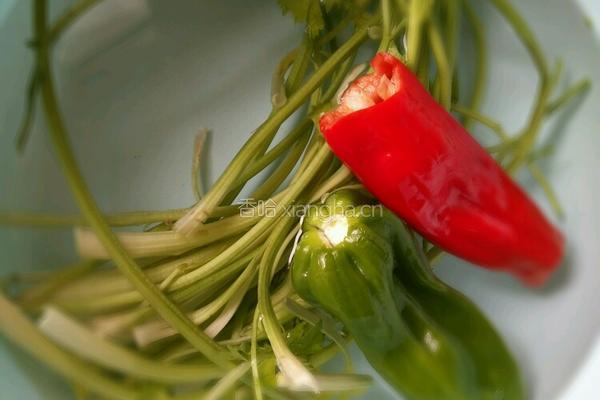 芹菜炒豆干的做法图解1