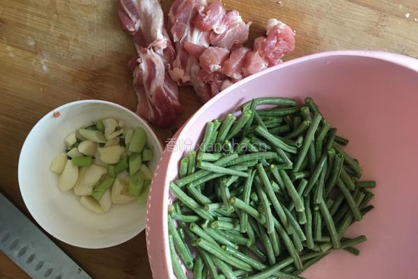 豆角焖面的做法图解1