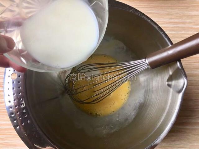 蛋液打散加入牛奶
