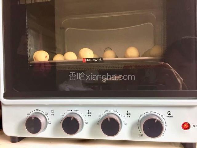 烤箱中下层160度30分钟，下火温度可适量低点哦～
