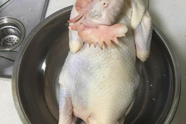 电饭煲盐焗鸡的做法图解1