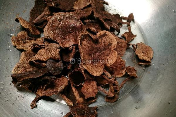 牛肝菌炒土猪肉的做法图解1