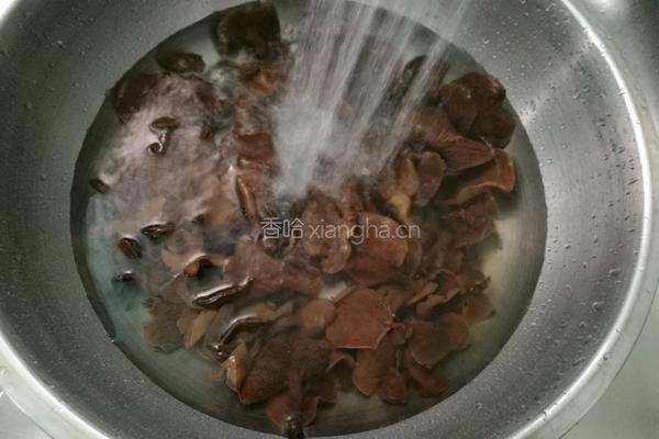 牛肝菌炒土猪肉的做法图解3