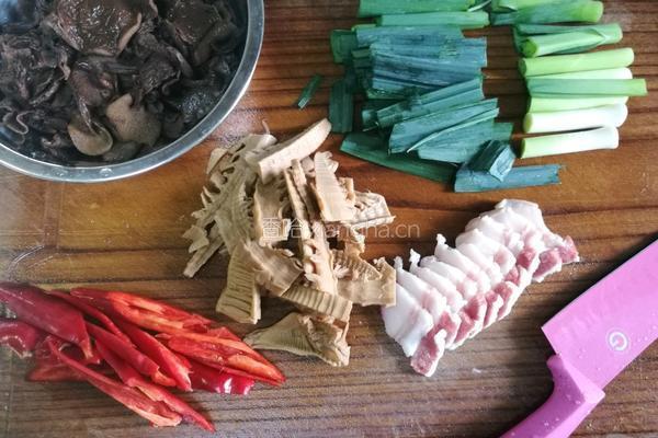 牛肝菌炒土猪肉的做法图解4