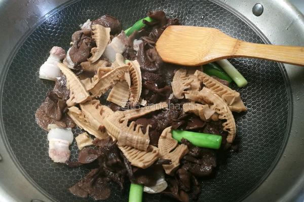 牛肝菌炒土猪肉的做法图解6